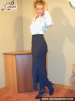 Teen pantyhose blonde masturbates