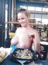 Les salopes (flashing tits or pussy )