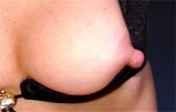Ulla mit kleinen Haengetitten zeigt ange, harte Nippel