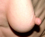 Ulla mit kleinen Haengetitten zeigt ange, harte Nippel