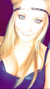 Amateur teen blonde - busty nude selfies