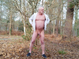 nat092 offre son trou de femelle dans les bois