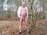 nat092 offre son trou de femelle dans les bois