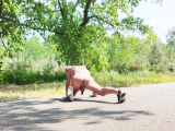 homme nu dans la nature