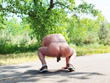 homme nu dans la nature