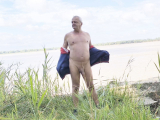 je me mets nu dans la nature