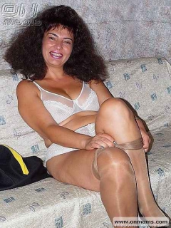 Hairy milf shows pussy - N