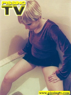 girl pissing in bath - N