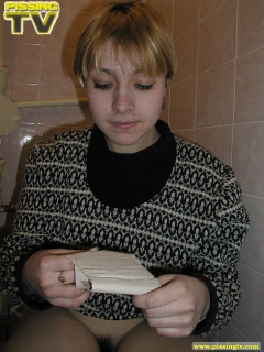 Amateur blonde toilet pissing - N