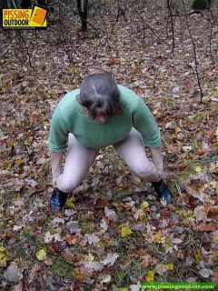 Plump babe pissing - N