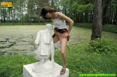 Statue pissing - N