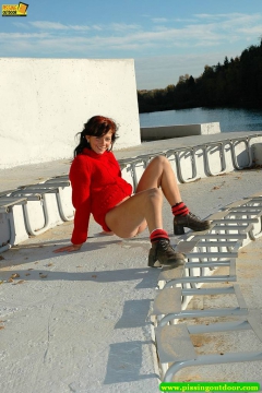 Pissing babe - N