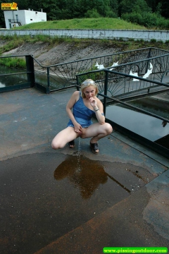 Blonde pees - N