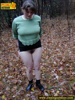 Outdoor pissing on dry leaves - N