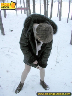 Winter outdoor pissing of blonde babe - N