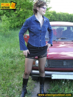Pissing sitting on the car - N