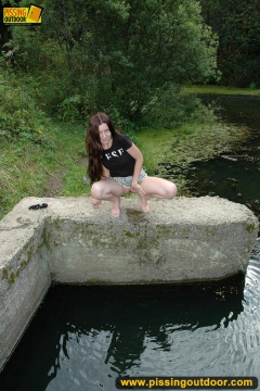 Pissing in the black pool outdoor - N