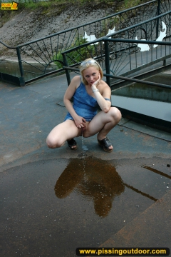 Park lake outdoor pissing - N