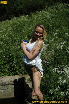 Outdoor pissing in the summer park pool - N