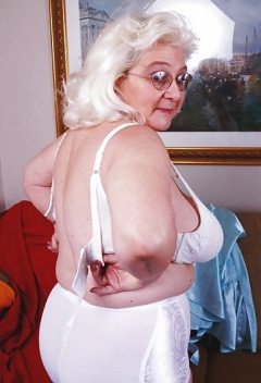 Mature Blonde BBW Lady Cricket - N