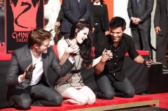 Kristin stewart kneeling - N