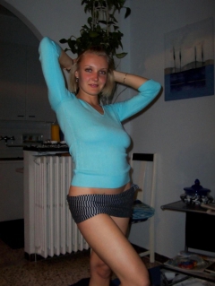 AMATEUR GIRL...HOT AND HORNY - N