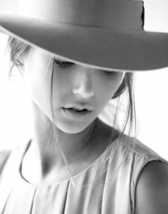 Women, ode to beauty - N