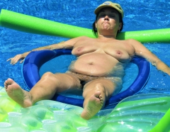 Pig in pool - N