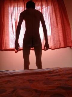 Naked under the curtain - N
