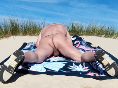 nu et offert dans les dunes de la plage - N