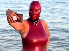 susan-wayland-beach-fun-latex-2