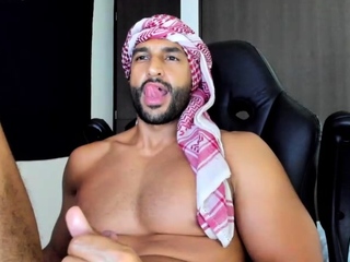 Straight amateur hunk surrenders to a gay touch
