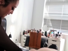Amateur preggo hoe toys her pussy close up in fetish solo