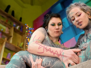 Alternative hotties fuck with TATTOOED Guy